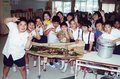 給食時間に喜ぶ子供たちの様子