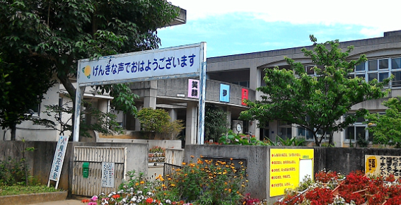 島袋小学校の外観