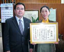 長年の功績が認められ、表彰された比嘉さん