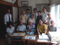 新百歳の安里春さん（前列中央）慶祝訪問で家族とともに記念撮影。