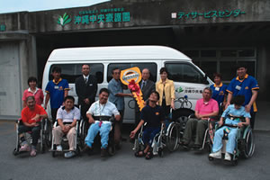 沖縄中央福祉会がバスを購入