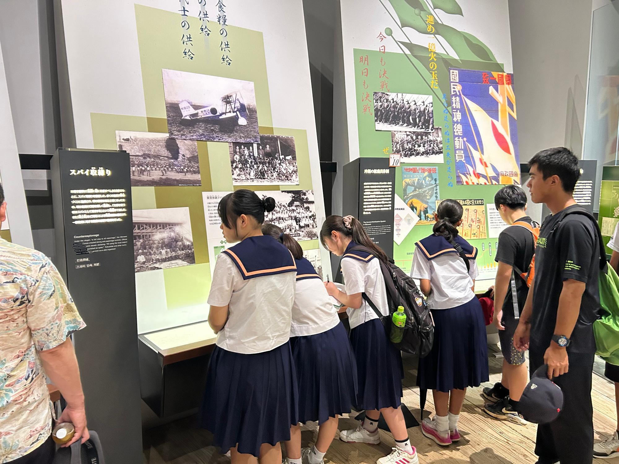 平和祈念資料館見学の様子
