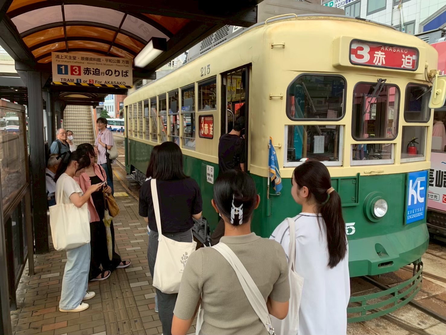 路面電車を待つ様子