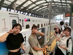 新幹線を待つ様子