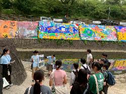 平和ガイドの様子２